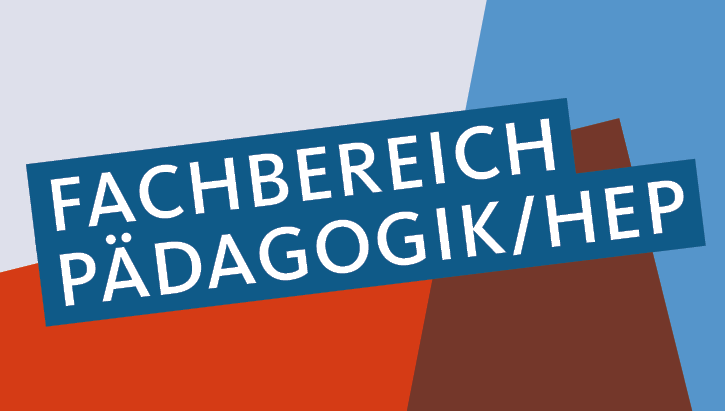Text: Fachbreich Pädagogik. Grafische Eckelemente mit den Fachbereichsfarben hellblau, blau und einem Rot, das für die Akademie verwendet wird.